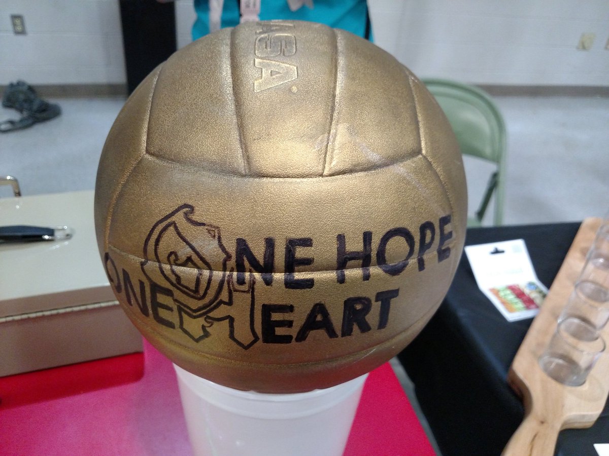OakHills_HS's tweet photo. RT OHLSD "The #GoldenVolleyball is on the line tonight. πWe hope to see you at OHHS for the #OneHopeOneHeart event. Doors open at 6pm. OakHills_HS OakHillsBoysVB OakHillsGirlsVB https://t.co/DahX4TIDkM"