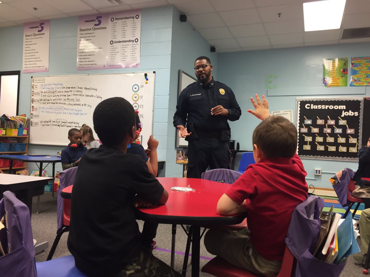 portlandjcps's tweet photo. It's @UofLbiz Career Day at Portland! Ss are exploring careers as architects, police officers, corrections officers, and jobs in the equine industry. @UofLEngaged @LMPD @region6jcps @JCPSKY #portlandpride #elevateportland https://t.co/LOJtTQl3ij