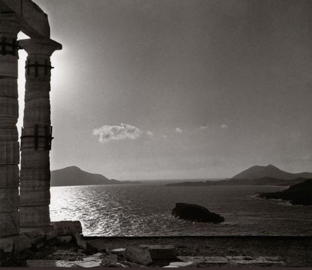Mariang61340356's tweet photo. "Cambiano cielo, non animo, coloro che corrono al di là del mare."
✒️#Omero
#TempioDiPoseidone
#CapoSounion, #Grecia, 1937
📷 #HerbertList
#photography #blackandwhite
#MagnumPhotos #MagnaGrecia
#AnticaGrecia #MitologiaGreca https://t.co/DWWJYQywHO