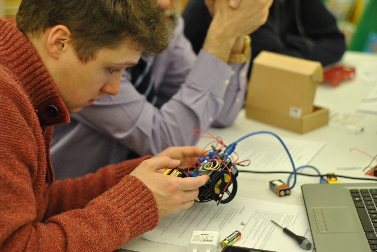 hipyliv's tweet image. #RobotsAndCode in full swing @Liverpoollib #Python #Arduino