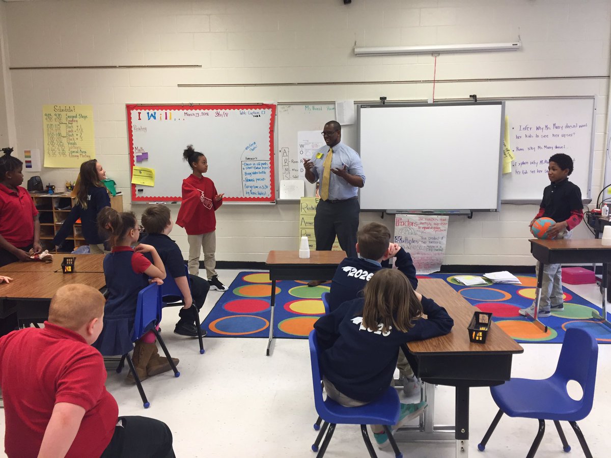 portlandjcps's tweet photo. A local attorney leads students trough a conflict resolution activity to show how he helps people solve their problems. @UofLbiz @UofLEngaged @JCPSKY @region6jcps @HoschPES #careerday #portlandpride #elevateportland https://t.co/oRvSGYvEv5
