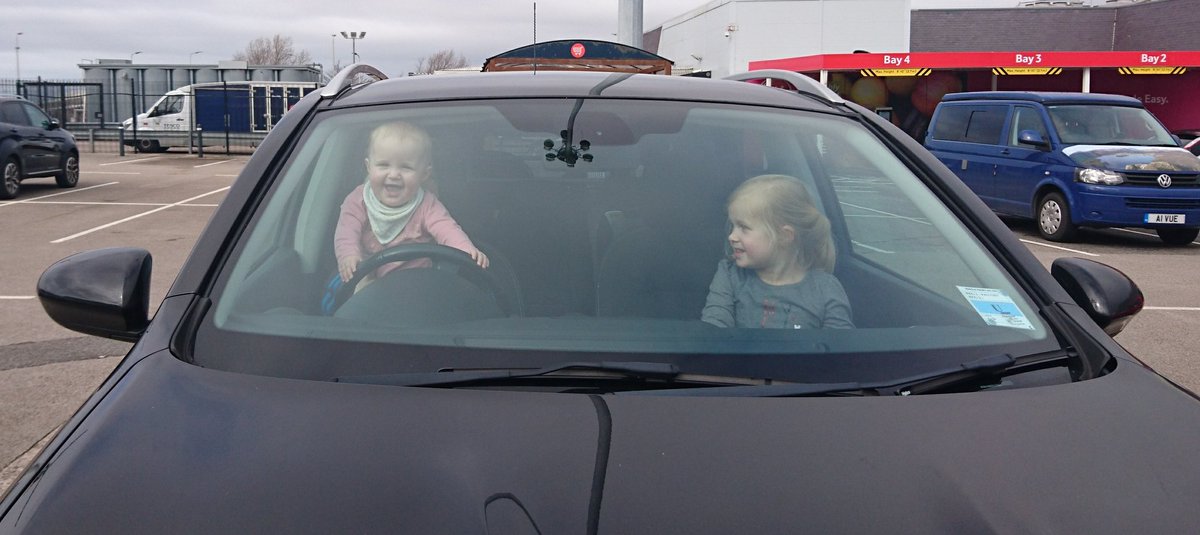 GNorthcott83's tweet image. The best view that ends the working week and starts the weekend! #blessed #Fambam #sameplacesametime #linzisintheretoo 😍