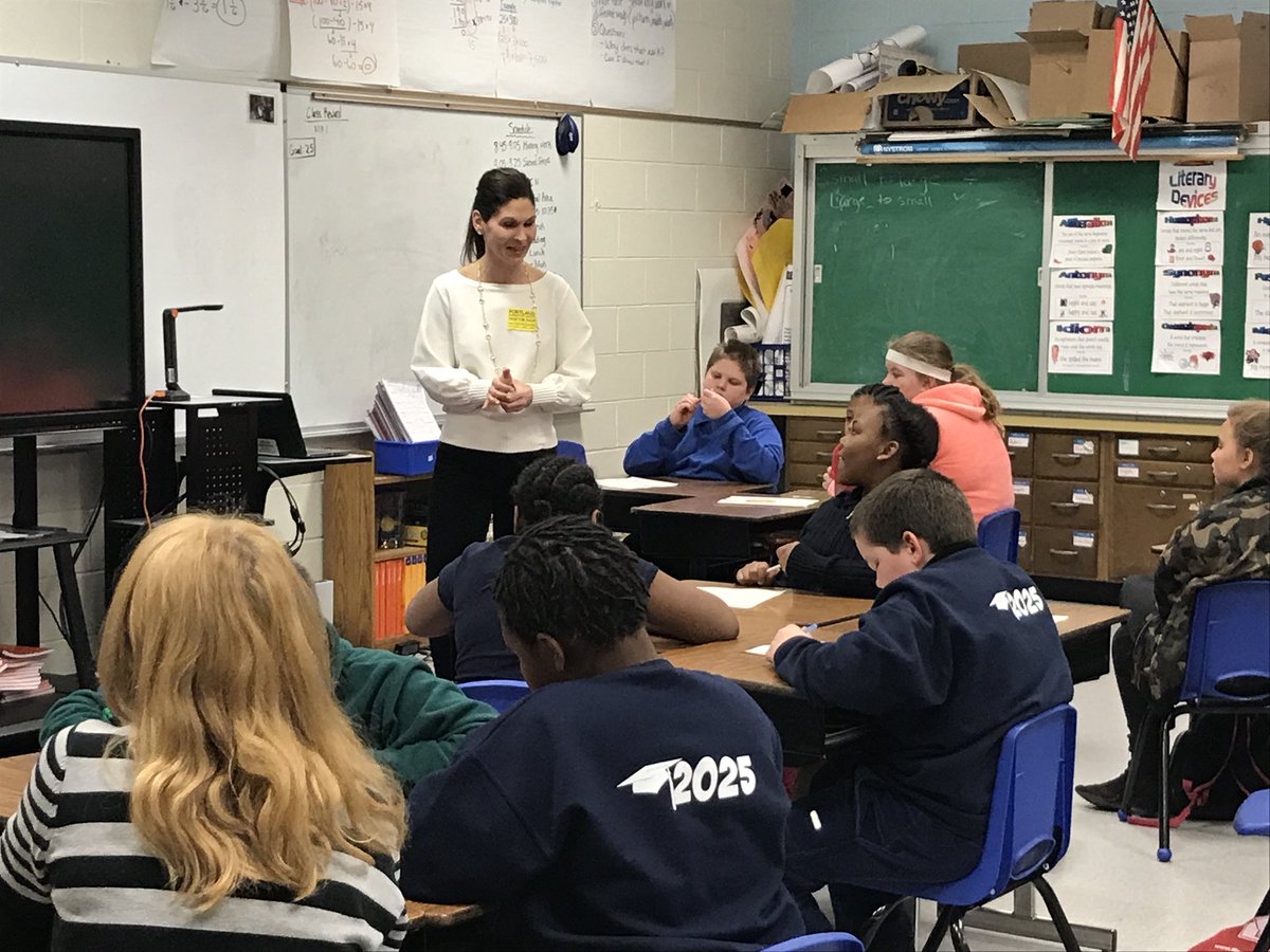 AHosch_KY's tweet photo. #CareerDay @portlandjcps by @UofLbiz Students Hart the journeys and also decide where they want their future career to be. #elevateportland #WeAreJCPS @dporterJCPS https://t.co/Bbd2r5b4P9