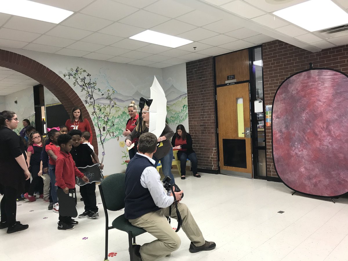 AHosch_KY's tweet photo. #CareerDay @portlandjcps by @UofLbiz Students Hart the journeys and also decide where they want their future career to be. #elevateportland #WeAreJCPS @dporterJCPS https://t.co/Bbd2r5b4P9