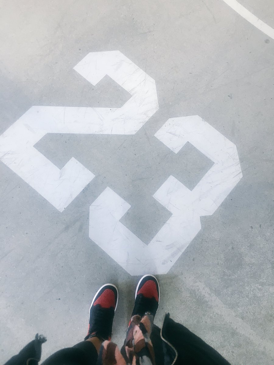 karenmarievee's tweet photo. friday errands with @THECKARTL at the @Jumpman23 #JordanStore #Toronto // FLYKNIT BRED 1s on my feet today - comfort level 👌🏽 https://t.co/GdIpVCO6zb
