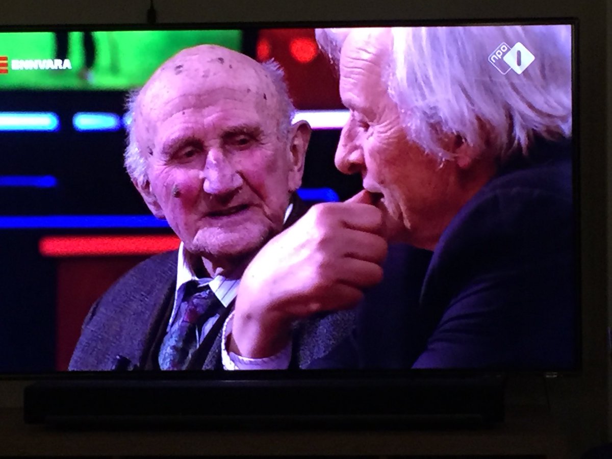 GerardZomer's tweet image. De cultuurschok is groot aan de tafel bij #DWDD
Jammer dat de maakster van de film niet meer haar verhaal mocht doen. 
#destoelvandelaatstejaren #thelastchair