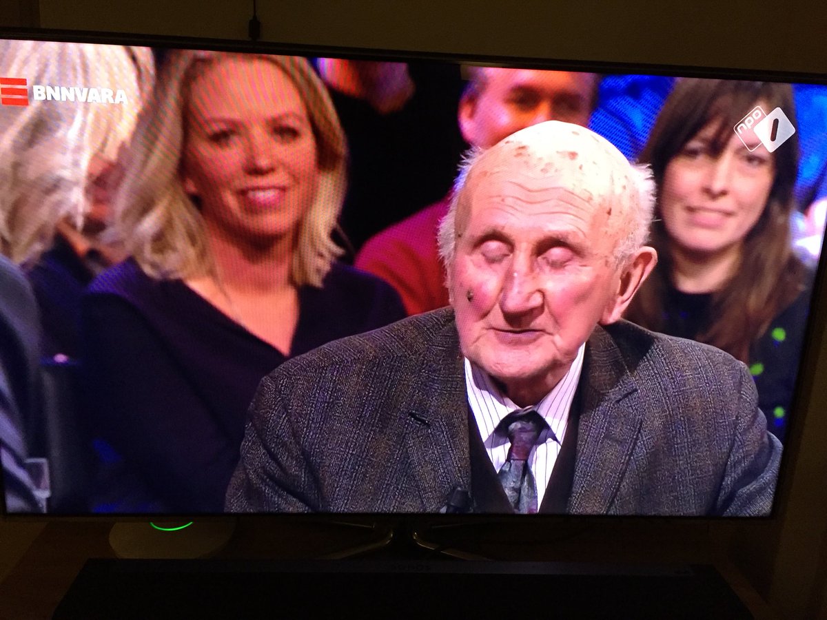 GerardZomer's tweet image. De cultuurschok is groot aan de tafel bij #DWDD
Jammer dat de maakster van de film niet meer haar verhaal mocht doen. 
#destoelvandelaatstejaren #thelastchair