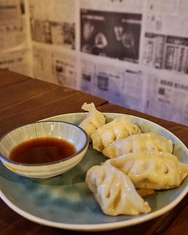 feedmeupb4ugogo's tweet photo. Das Wochenende beginnt mit Gyoza und Ramen. 🙆‍♂️🙆🏼‍♀️ .
.
.
#Sushiandmeat #popuprestaurant #gyoza #japanisch #westend #München #munich #muc #089 muenchneressen #munichfoodie #igersmunich #foodblogger_de #mucstagram #municheats #foodpic #vscofood … https://t.co/vFtpy43vfZ https://t.co/pK3vcAdMKN