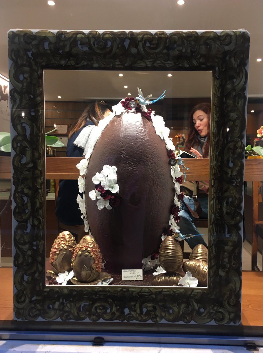 JillKerby's tweet photo. These Easter windows at Venice’s best chocolatier, Viziu Virtu, are really wonderful (so is the chocolate!) #SanLio @monicacesarato @luisella_romeo #Day20 https://t.co/7mY1dOYCJA