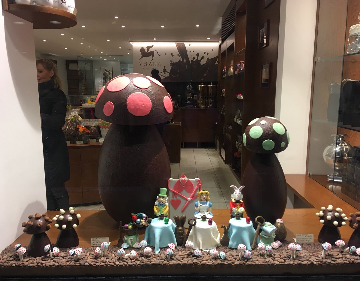 JillKerby's tweet photo. These Easter windows at Venice’s best chocolatier, Viziu Virtu, are really wonderful (so is the chocolate!) #SanLio @monicacesarato @luisella_romeo #Day20 https://t.co/7mY1dOYCJA