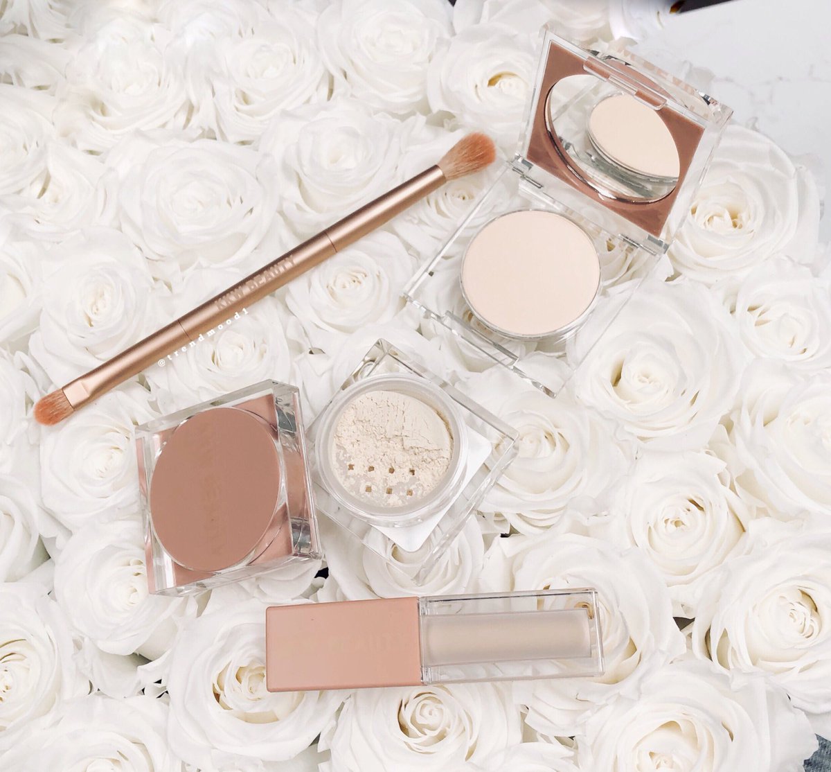 Trendmood's tweet photo. Available NOW! LINK ➡️ https://t.co/GdvSeMs6kf 🙌🏻🙌🏼🙌🏽🙌🏾🙌🏿 NEW!! 💗 online @kkwbeaut #ConcealBakeBrighten 
#BakingPowder - in 4 different shades $18 each #BrighteningPowder -In 4 different shades $18 each
Brushes $18 each 
#Concealer - in 16 diffferent shades $18 each https://t.co/V6u69KeLLC