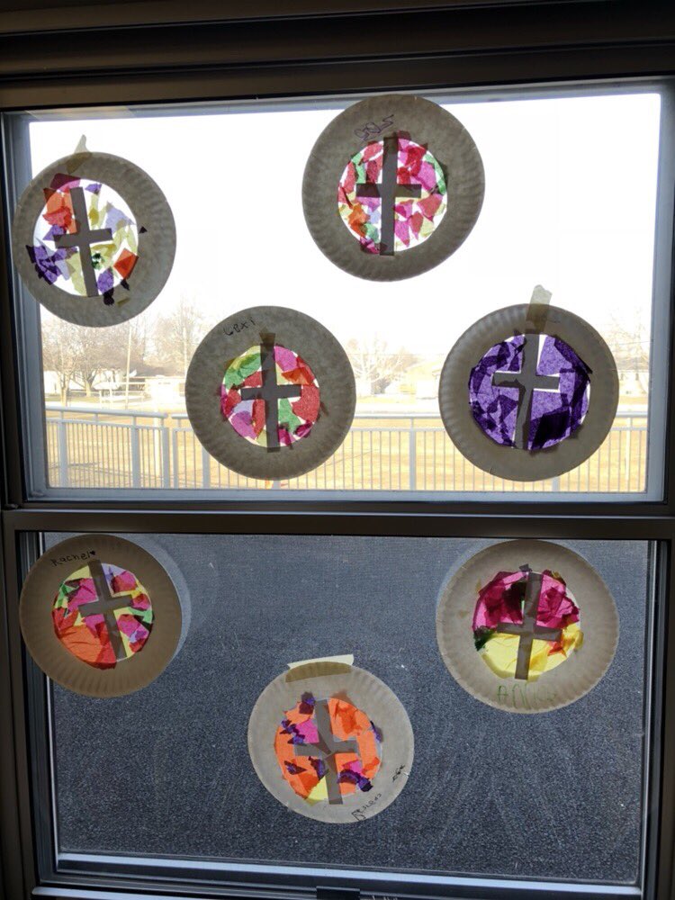MissBond15's tweet photo. We have been learning about the sacrifice that Jesus made for us and why Easter is so special. We made these stained glass crosses to put next to our resurrection garden to remind us of Jesus’ love for us. #sccdsb @StJohnFisherCS #kindergartenlove https://t.co/hbslcba7yE