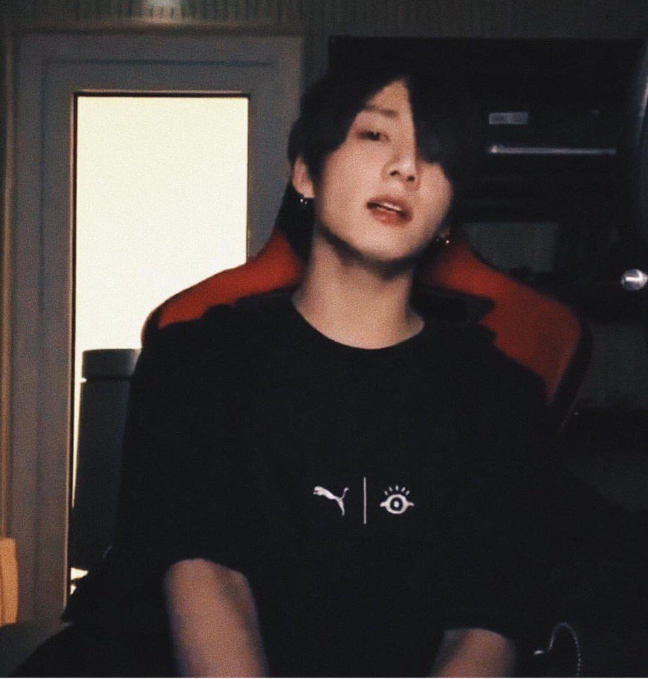 jungkookie_my's tweet photo. Обожаю, когда Чонгук такой простой: без мейка, нарядных вещей, только он и его музыка https://t.co/eI5tBXpZ4U