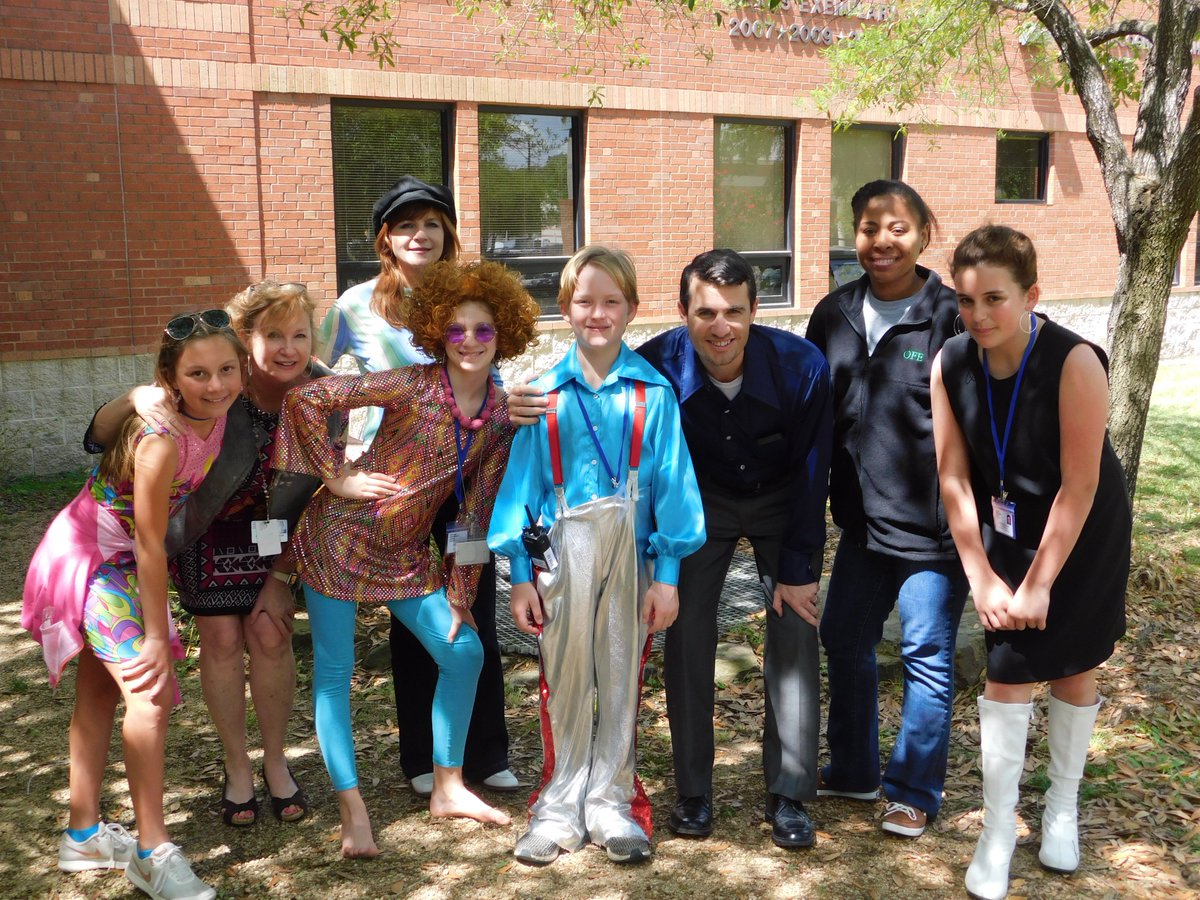 OakForestES's tweet photo. Our student admin team in action on this fine #disco themed Friday! #TeamOFE https://t.co/LMG9VulVel
