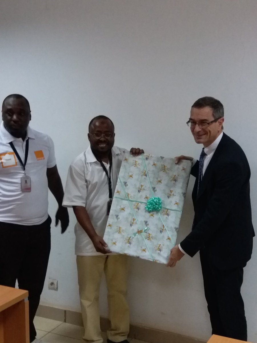 inoussa_arima's tweet photo. Fabrice ANDRÉ reçoit un cadeau des Représentants du personnel Orange Niger en guise de remerciement pour tous les efforts qu'il a consenti dans le cadre du dialogue social. https://t.co/MFmWH136v1