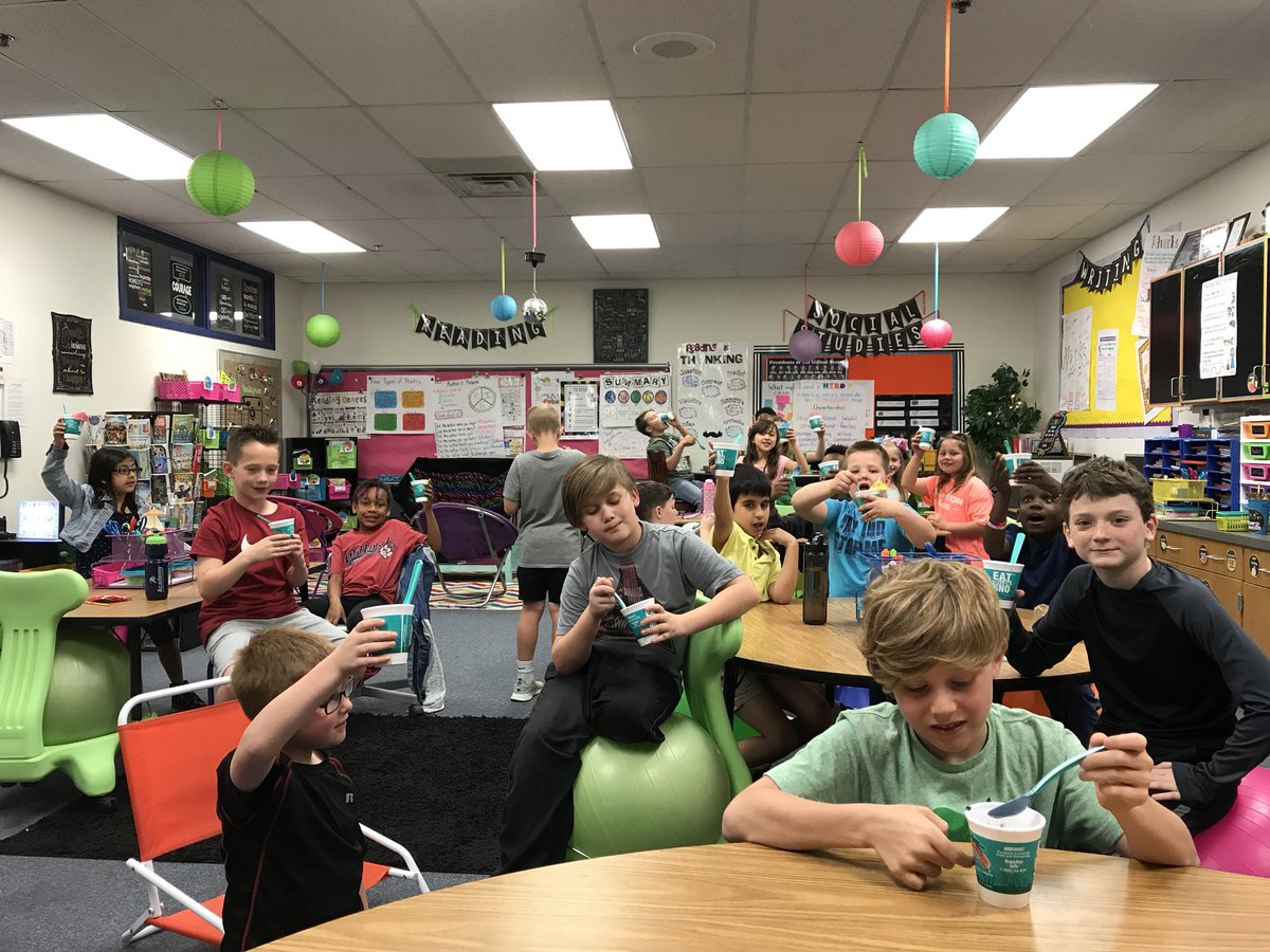 MsDGregg's tweet photo. Thanks PTO for our Bahama Bucks snow cones! @SlaughterES #prideinside1718 #boxtopwinners https://t.co/kXprUpdf0b