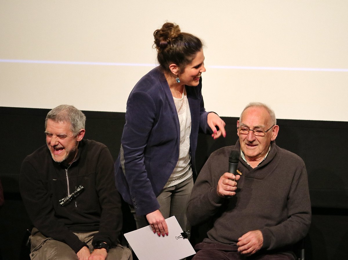 iratxeestrada's tweet image. ¿Sabes esa sensación de no querer bajarte del escenario? Esta semana he disfrutado muchísimo #presentando el #documental "Los últimos #pastores de #SierraSalvada" de mi querido @Ayales. Cuánta buena gente, cuántas risas y cuánta emoción +fotos y vídeos en el link de mi biografía.