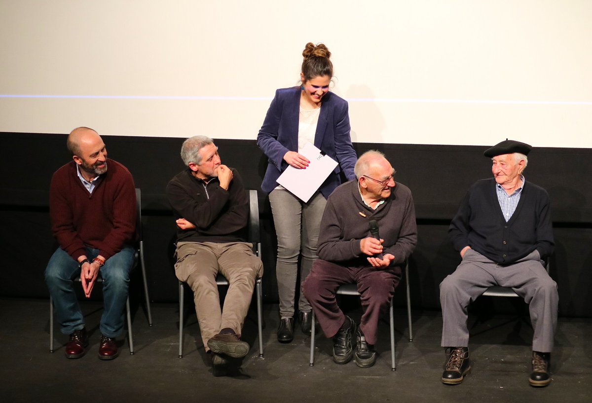 iratxeestrada's tweet image. ¿Sabes esa sensación de no querer bajarte del escenario? Esta semana he disfrutado muchísimo #presentando el #documental "Los últimos #pastores de #SierraSalvada" de mi querido @Ayales. Cuánta buena gente, cuántas risas y cuánta emoción +fotos y vídeos en el link de mi biografía.