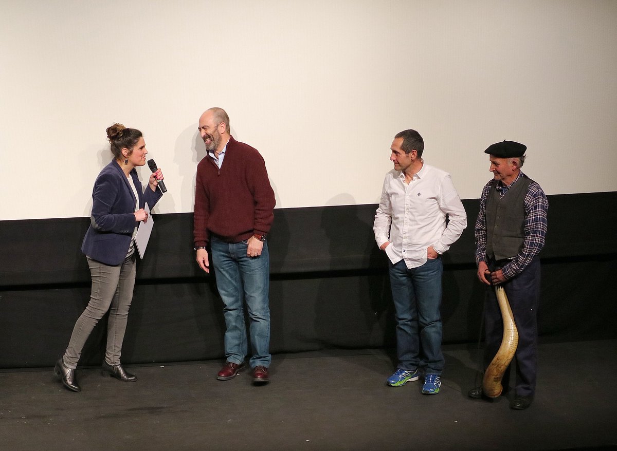 iratxeestrada's tweet image. ¿Sabes esa sensación de no querer bajarte del escenario? Esta semana he disfrutado muchísimo #presentando el #documental "Los últimos #pastores de #SierraSalvada" de mi querido @Ayales. Cuánta buena gente, cuántas risas y cuánta emoción +fotos y vídeos en el link de mi biografía.