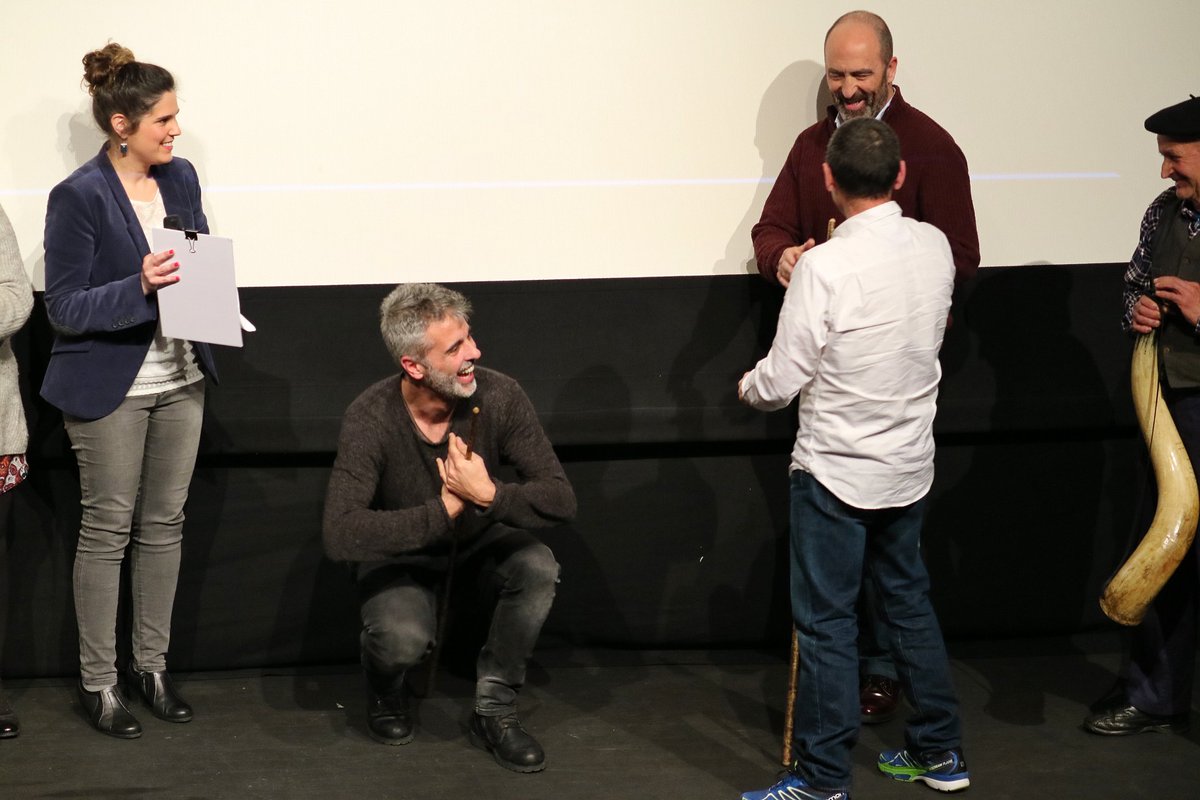 iratxeestrada's tweet image. ¿Sabes esa sensación de no querer bajarte del escenario? Esta semana he disfrutado muchísimo #presentando el #documental "Los últimos #pastores de #SierraSalvada" de mi querido @Ayales. Cuánta buena gente, cuántas risas y cuánta emoción +fotos y vídeos en el link de mi biografía.