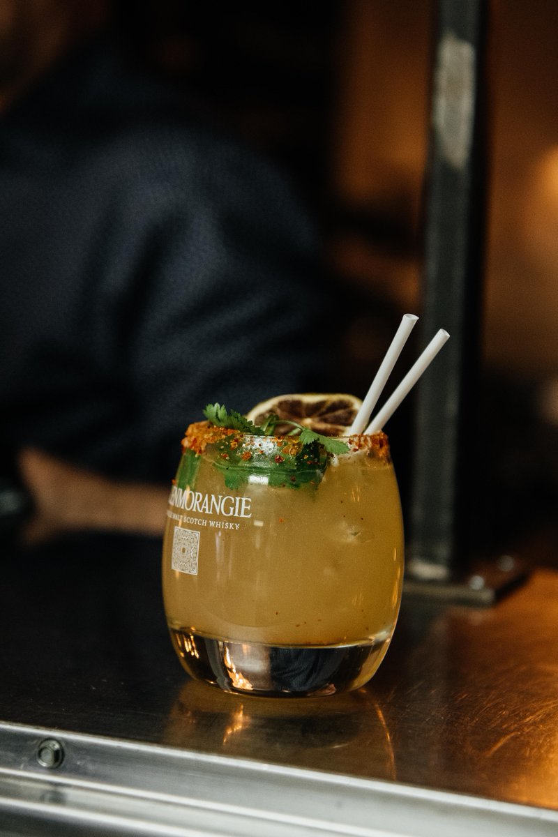 Santé et bonne fin de semaine! (cocktail Juste Biber: gin, triple sec, lime, pamplemousse rose, coriandre) 🍊
Cheers and have a good weekend! (cocktail Juste Biber: gin, triple sec, lime, pink grapefruit, cilantro) 🍹 #Montreal