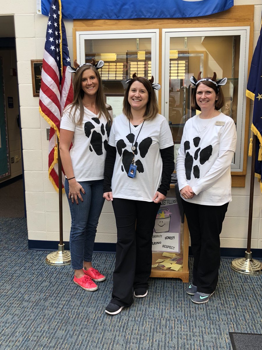 TES_fourthgrade's tweet photo. The “dream team” got in on the action too!  🐮❤️ #favoritebookcharacter #clickclackmoo or #ChickfilA https://t.co/wTrXKej6vI
