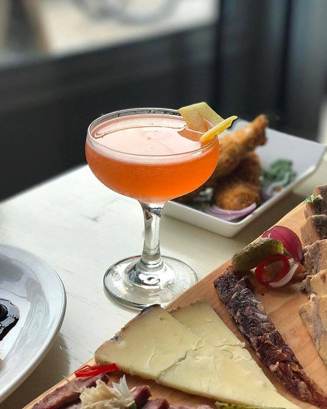 .<a href="/AntlerKitchen/">Antler Kitchen • Bar</a> + bar at Dufferin/Dundas West is looking for a #server and #bartender. Three years of experience and extensive wine, spirit, and food knowledge required. bit.ly/2ujrZD4

#Torontojobs #Torontofood #Torontoeats #Toronto #Torontohospitality