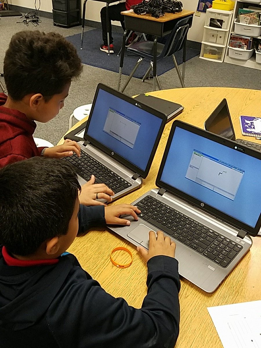 Christiansenl13's tweet image. My favorite thing about perimetee abd Area= LogoPaths! #cfbmath #cfbdavis