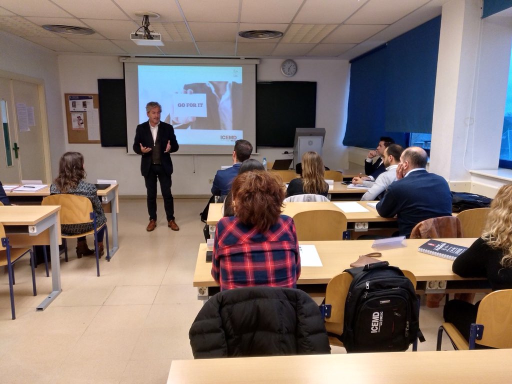 JoseFrRodrig's tweet photo. Mucho  talento en el aula👍🏻👍🏻👍🏻 en la apertura del Programa Superior de Dirección y Gestión. Agradecido también en nombre de la @AEERC_es del excelente claustro de profesores. 🎓🥇@icemd @ESICMadrid #customerservice #formacion @Discatel https://t.co/CUAfIU1Zhw