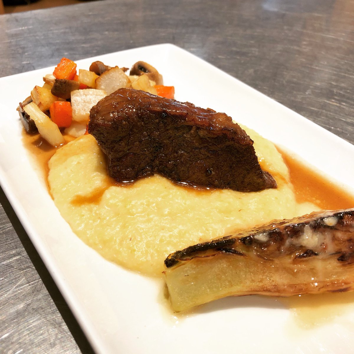 ChefBrienOBrien's tweet photo. Culinary Fundamentals Day 22: Braised Beef Short Ribs with Braising Liquid Sauce, Creamy Parmesan Polenta, Roasted Root Vegetables, and Braised Fennel. #culinaryinstituteofamerica #ciagreystone #culinaryfundamentals #aos65 @CIAGreystone @CIACulinary https://t.co/faOiFCN8pw