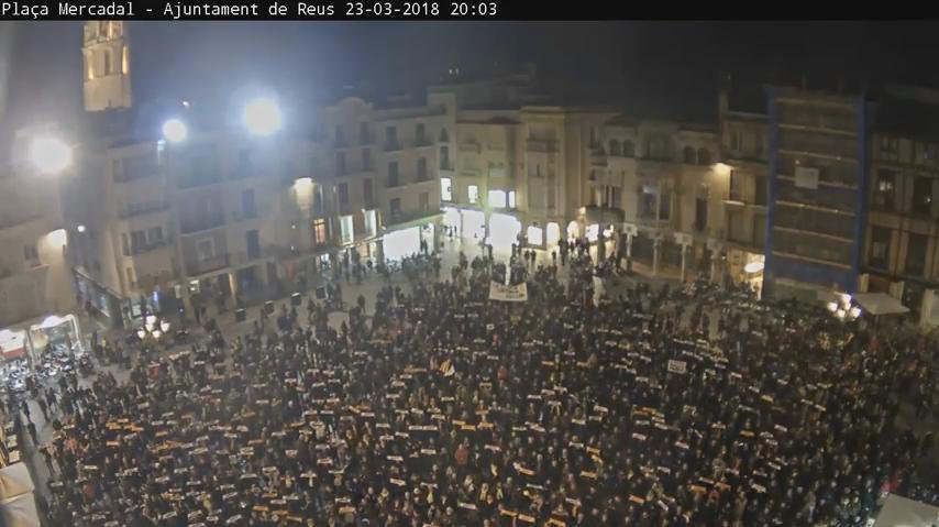 AlertaSolidaria's tweet photo. Avui, novament, i tants cops com faci falta, omplim els carrers de dignitat, solidaritat, determinació i lluita. Sense renúncies, sense por: #Sabadell , #Vic , #Barcelona , #Tarragona , #Lleida , #Girona , #Reus , #Manresa i molts més #SomRepública #LlibertatPresosPolítics https://t.co/TmTFa5J5Cv