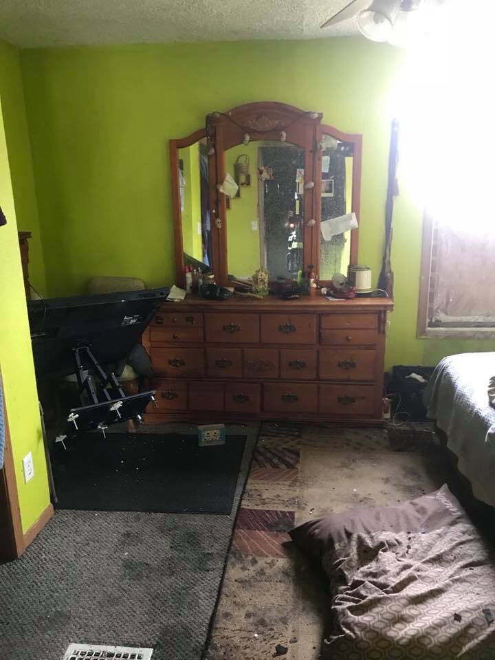 TerreHauteFire's tweet image. House fire in Terre Haute today. More proof on how much protection a closed door can provide. #closebeforeyoudoze

Solid work from THFD B Shift.