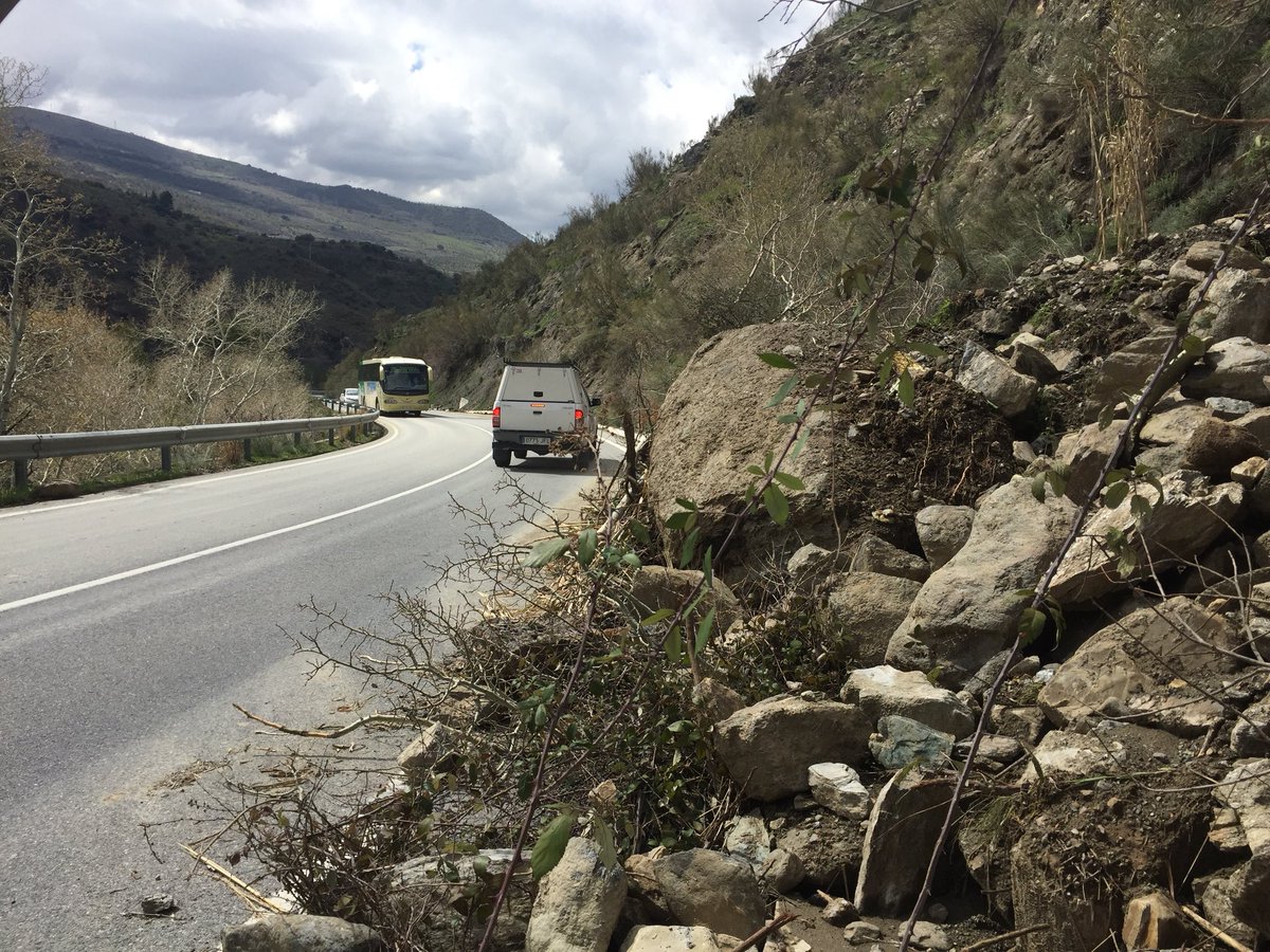 guejarsierra_'s tweet photo. Exigimos a @dipgra que actúe de urgencia en la carretera principal a #GüéjarSierra para garantizar la seguridad de usuarios #carreteras #gr3200 https://t.co/TdwZPAFp1f