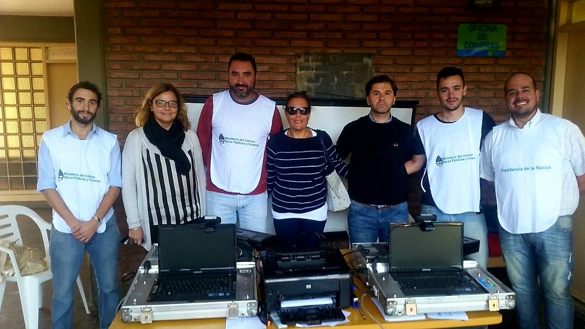 EmiBalbin's tweet photo. Este es el equipo del @renaper_ar que mandamos a Darregueira para que los vecinos puedan tramitar sus documentos hoy hasta las 18hs en el Centro Cívico Local (Italia 265).
Para conocer los trámites que podes hacer y qué papeles llevar 
👉https://t.co/mJSLjY86sR https://t.co/OX8ACxLFE6