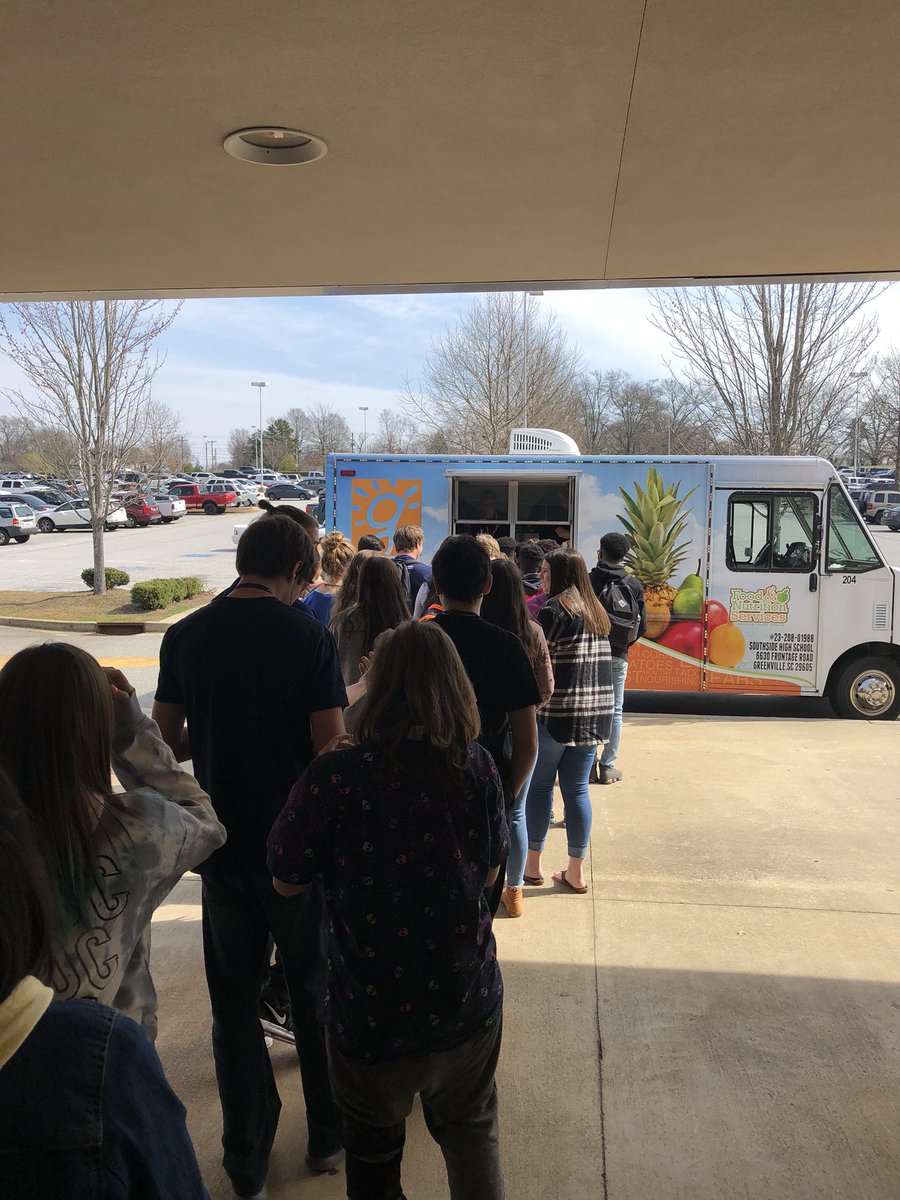 Huge lines for the food truck at TR High school today for the <a href="/HungryAsianRke/">John Park</a> Bulgolgi Cheesesteak Sliders and House made chips.