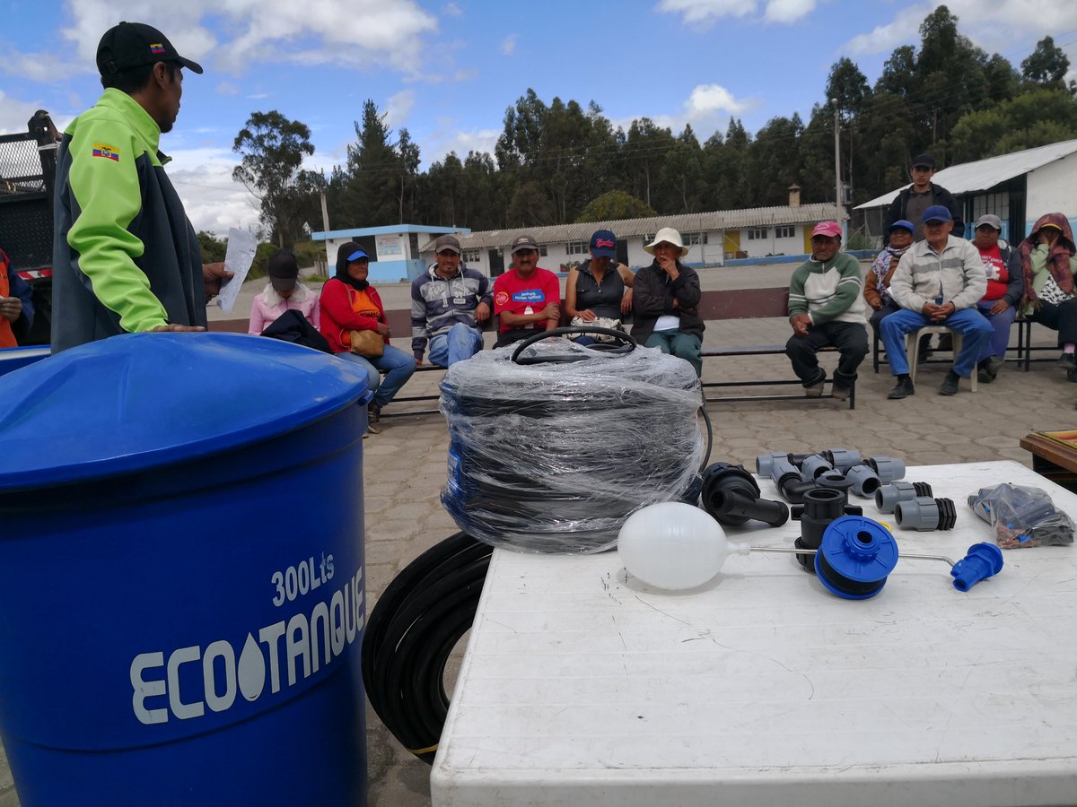 Agricultura_CZ2's tweet photo. #InfoMAG| Agricultores de la parroquia de #Cochasquí del cantón #PedroMoncayo reciben 30 kits de riego por goteo. #ProyectoForeccsa
#GranMingaAgropecuaria https://t.co/6mulnoZ8Nf