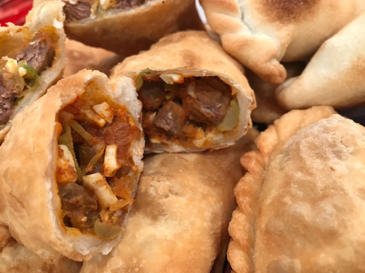 cocinerosarg's tweet photo. Es viernes y llegaron las #RecetasDelFinde 
@juanbraceli prepara bondiola al spiedo
#VanesaEscribano torta d/choco blanco
@BorjaBlazquez fideua negra
#AdelinaVillanueva empanadas salteñas
Y @SivoriDiego nos cuenta cómo darnos los gustos el finde
Vivo 14 hs @TV_Publica https://t.co/nLW3B0hyxh