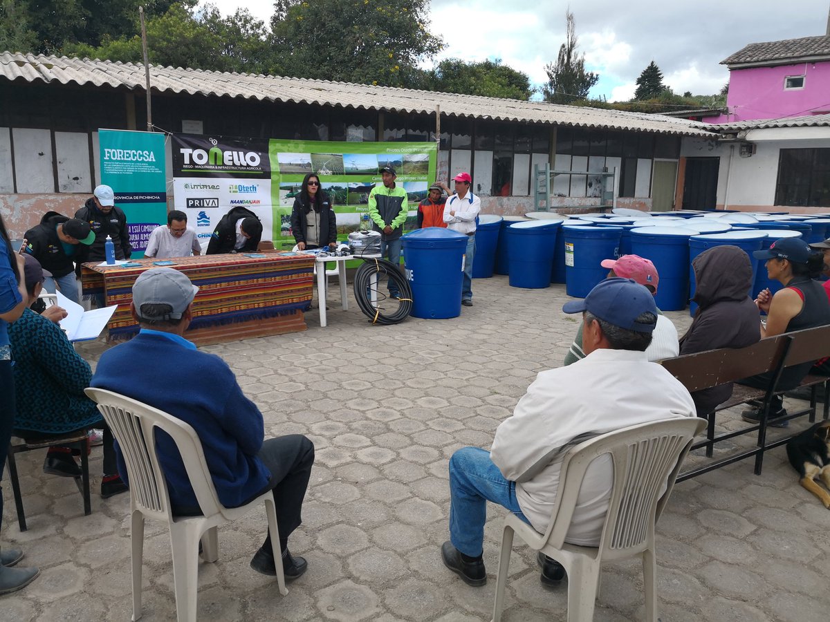 Agricultura_CZ2's tweet photo. #InfoMAG| Agricultores de la parroquia de #Cochasquí del cantón #PedroMoncayo reciben 30 kits de riego por goteo. #ProyectoForeccsa
#GranMingaAgropecuaria https://t.co/6mulnoZ8Nf