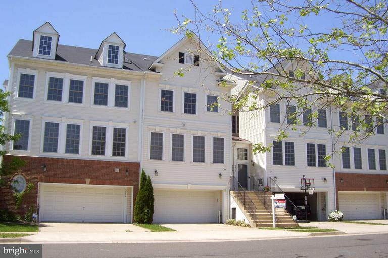 Tompsu91's tweet photo. New Listing! $298,000.00, 2BR, 3BA, 9878 SOUNDING SHORE LN, Bristow, VA 20136, Full Details https://t.co/64qXQ1SV5t https://t.co/X0SAhaekUT