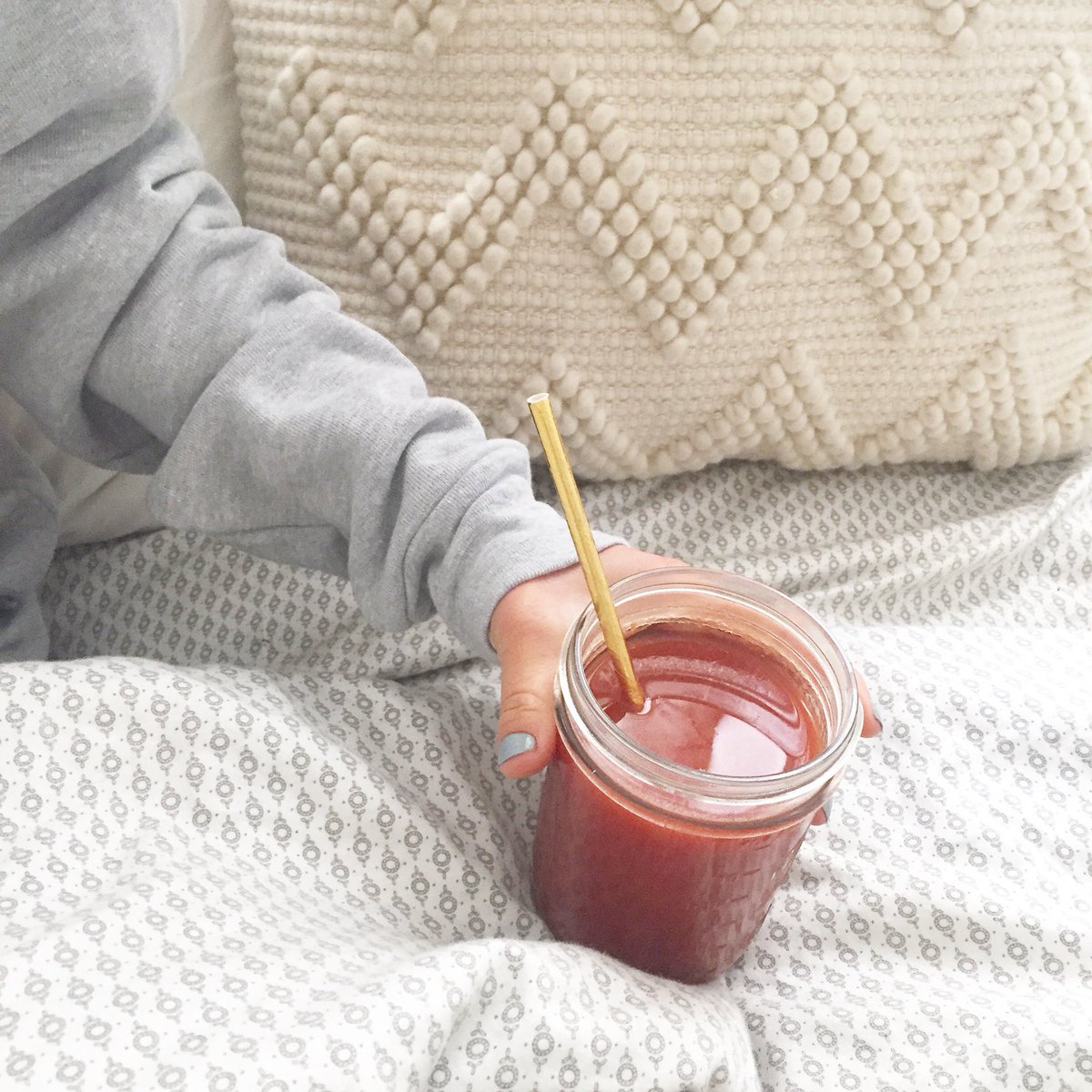 A Friday #BloodyMary in bed?! Why, yes please! 🙋🏽‍♂️🙋🏻‍♀️🙋🏾‍♀️🙋🏼‍♂️🙋🏽‍♀️🙋🏻‍♂️When you have #brewtsmix in your home, you can treat yourself in bed anytime.🍹