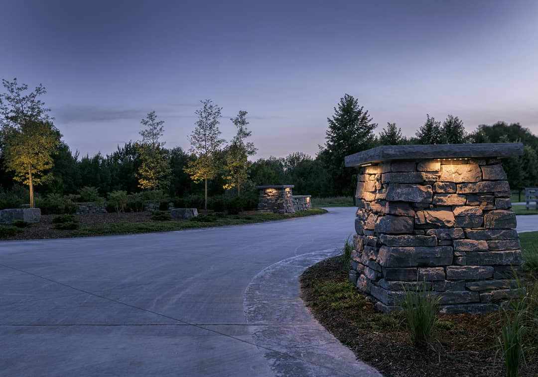 The detail. ⚒️🌿
 #neerhoflandscapes 
<a href="/LOassocMag/">LandscapeOntMag</a> #landscapes @UCStone <a href="/KichlerLight/">Kichler Lighting</a>