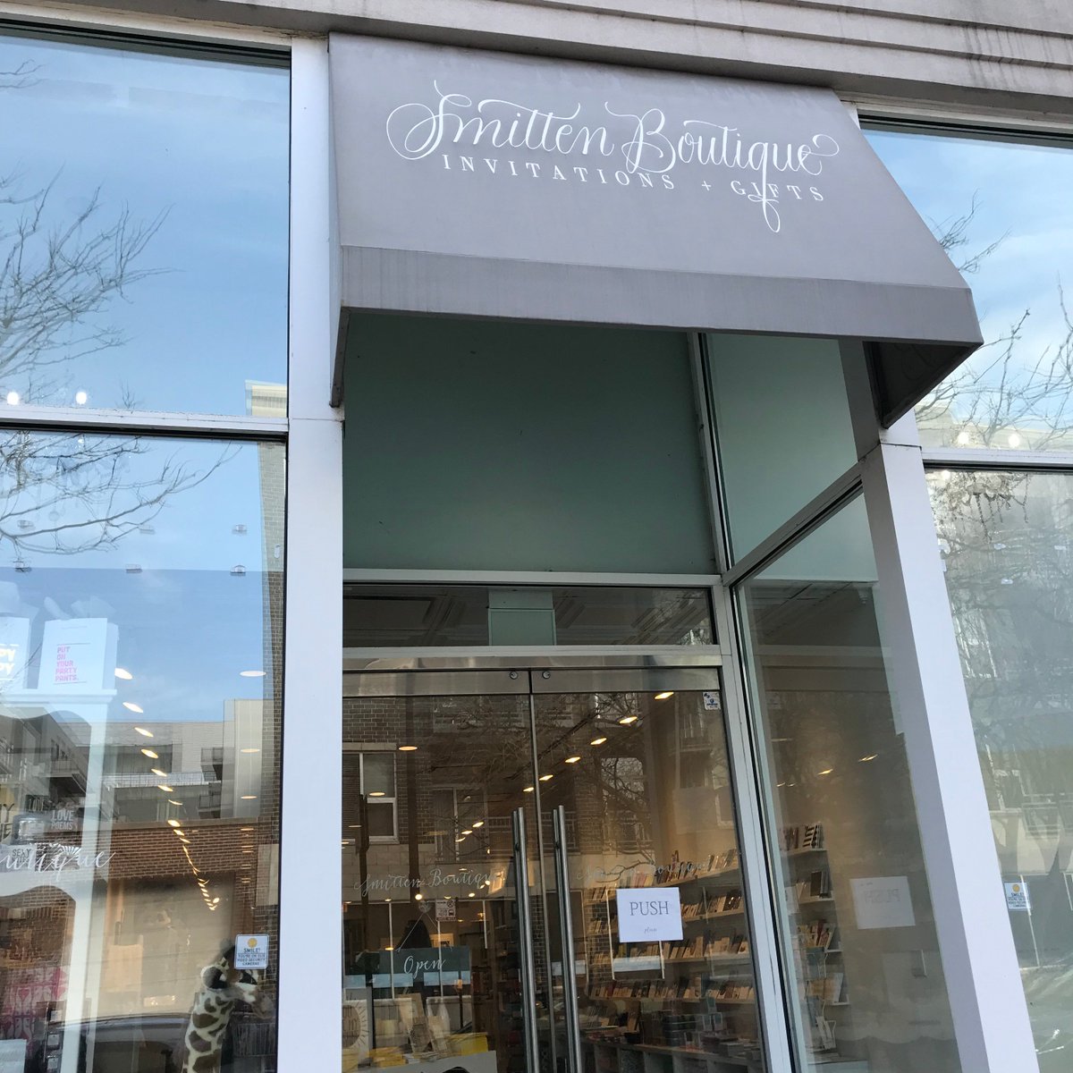 packyge's tweet photo. Live in the #WestLoop of #Chicago? Have your packages shipped to @SmittenB for safe &amp; convenient pickup &amp; never worry about package theft again. 📦 Warning: #Packyge is not responsible for the amount of time you spend here browsing their awesome selection of goodies 👀 https://t.co/kk8y3heU0p