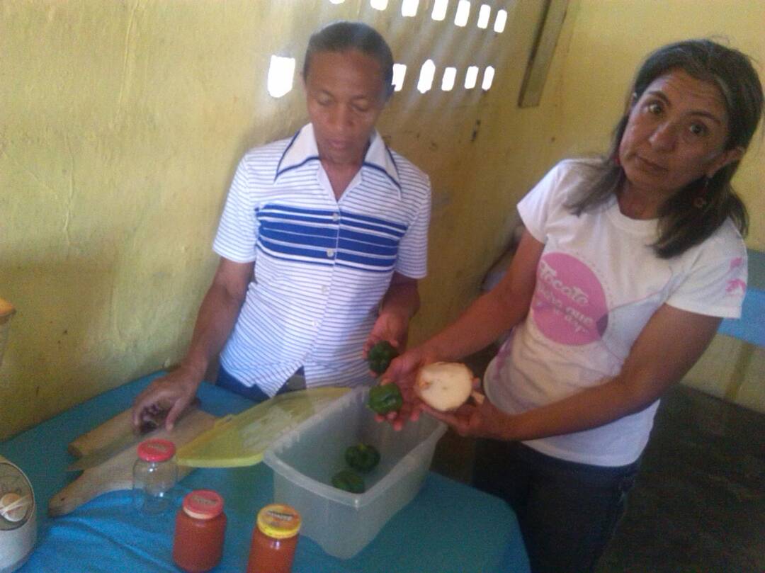 Elaboración de aliños, también forma parte de las actividades que emprenden las mujeres del municipio Bolívar.