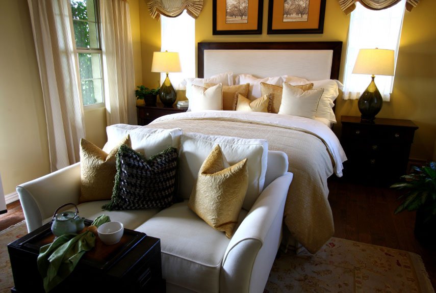 plushmarket's tweet photo. Plush Seating
Short on space? Put accent seating at the foot of your bed. It offers a serene spot to read or relax.
#HomeDecor #BedroomDecor https://t.co/J7efqatAJX