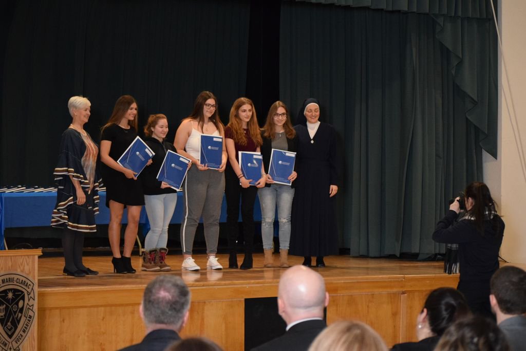 MarieClaracSec's tweet photo. La soirée de remise des certificats de l'IB et des diplômes de la SÉBIQ est une autre belle occasion de reconnaître les efforts et l'engagement de nos filles face à leurs réussites.
#fierteEMCS #EcoleMarieClaracSecondaire #ib #certificatIB #SEBIQ https://t.co/6aRttMATIT