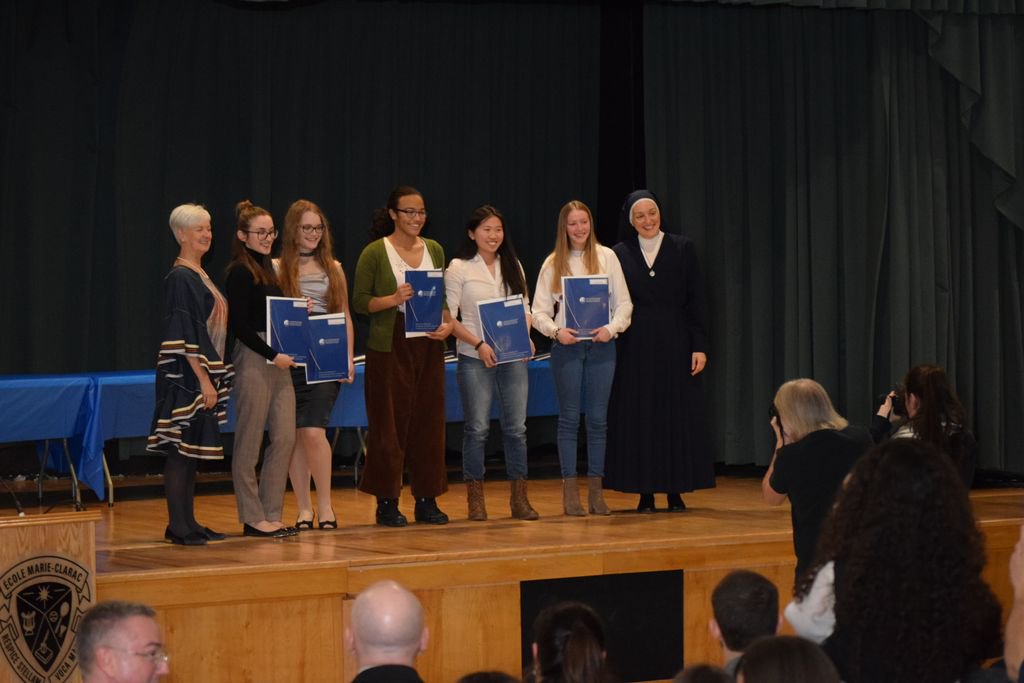 MarieClaracSec's tweet photo. La soirée de remise des certificats de l'IB et des diplômes de la SÉBIQ est une autre belle occasion de reconnaître les efforts et l'engagement de nos filles face à leurs réussites.
#fierteEMCS #EcoleMarieClaracSecondaire #ib #certificatIB #SEBIQ https://t.co/6aRttMATIT