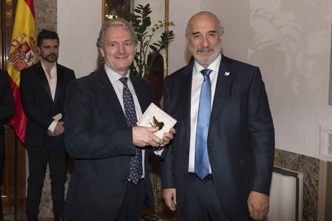 DirectoresDASC's tweet photo. #NoticiasDASC Felicitamos a nuestro compañero el director #SergioCabrera Es uno de los once colombianos premiados por la Embajada de Colombia en España como reconocimiento a sus aportes que permiten que Colombia brille en el exterior. https://t.co/0QcTvjG8le
