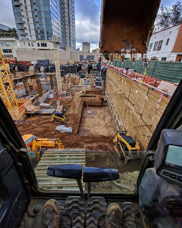 stoneworrior's tweet image. Loading trucks 
#calexengineering #heavyequipmentoperator #caterpillar #lgv30photography #williamstonephotography ift.tt/2G23wab