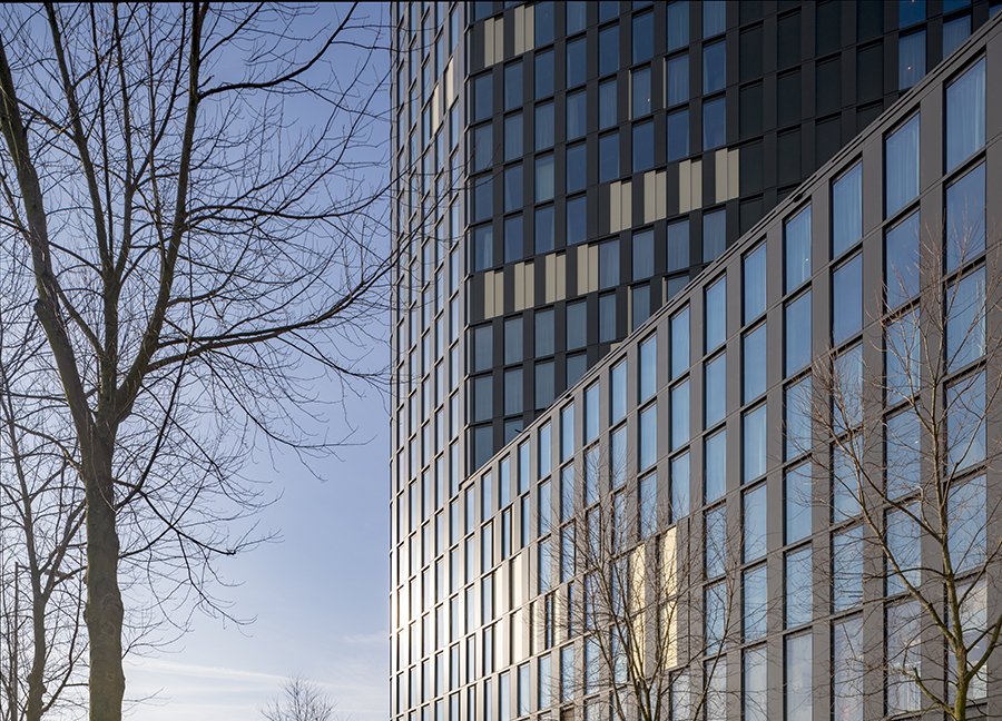Half april opent in het Amstelkwartier in Amsterdam het duurzame QO Hotel naar ontwerp van Mulderblauw architecten, Paul de Ruiter Architects en Arup. Architectenweb kreeg alvast een rondleiding: architectenweb.nl/n42140