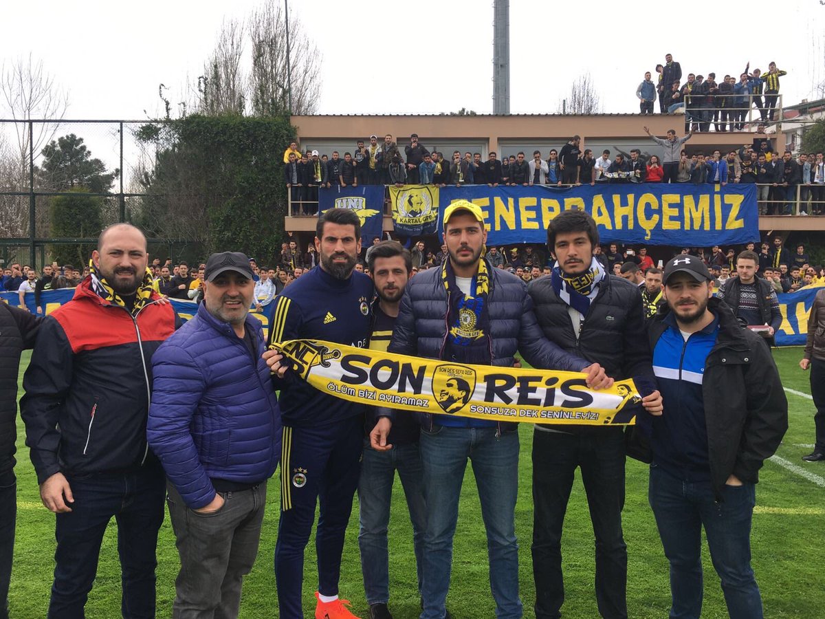 Genç Fenerbahçeliler, Galatasaray maçı öncesinde moral ve motivasyon sağlama amacıyla, futbol takımlarını Can Bartu Tesisleri'nde ziyaret etti.